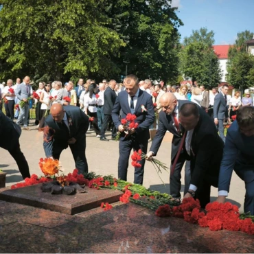 3 ИЮЛЯ - возложение цветов к Вечному огню